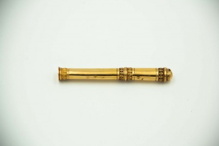 Porta-Lacre em ouro amarelo com relevos e preparado para sinete.